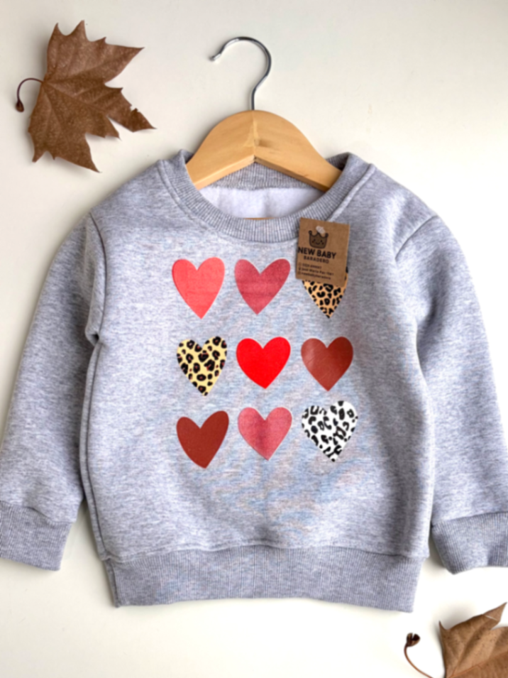 Buzo gris corazones