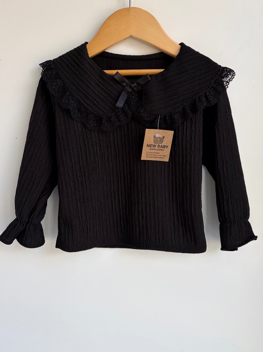 Blusa negra con broderie