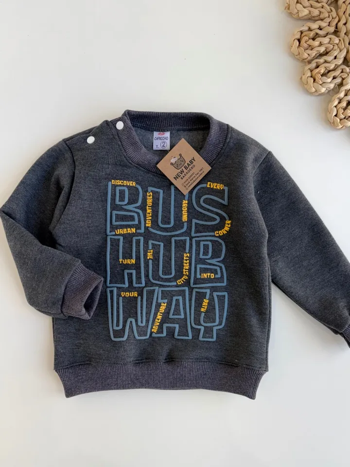 Buzo gris oscuro estampa letras