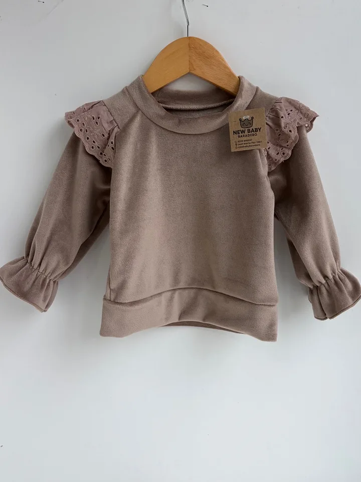 Buzo plush beige volado broderi 