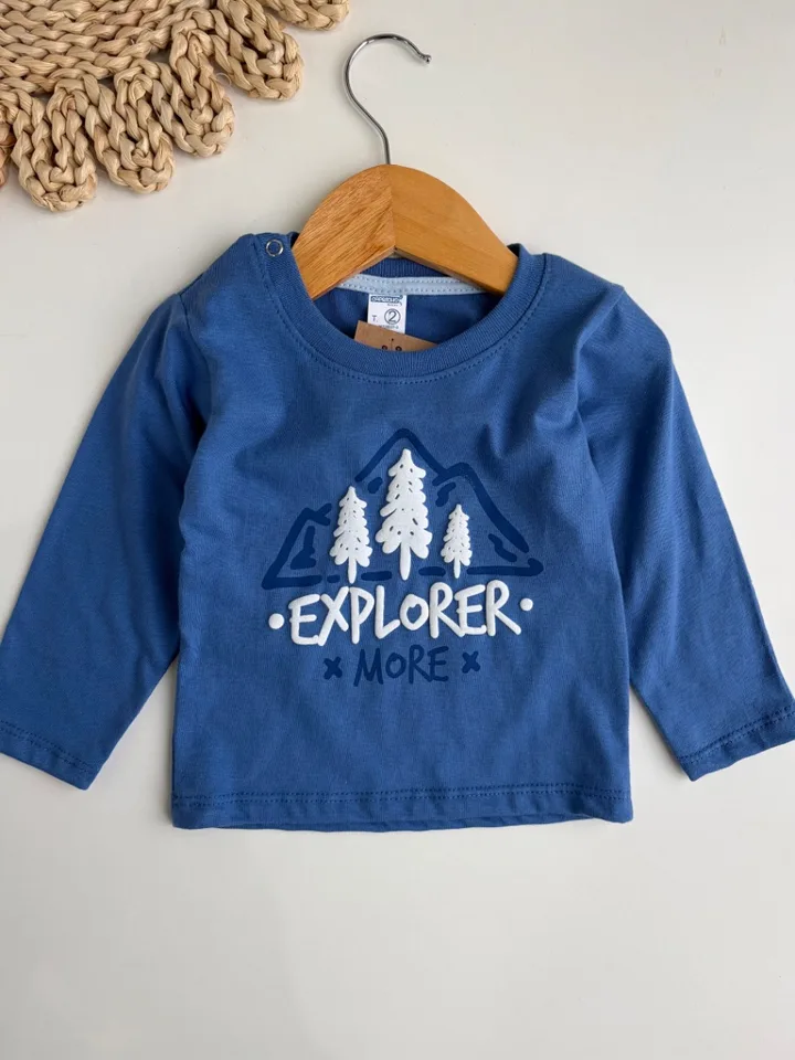 Camiseta azul estampa montaña
