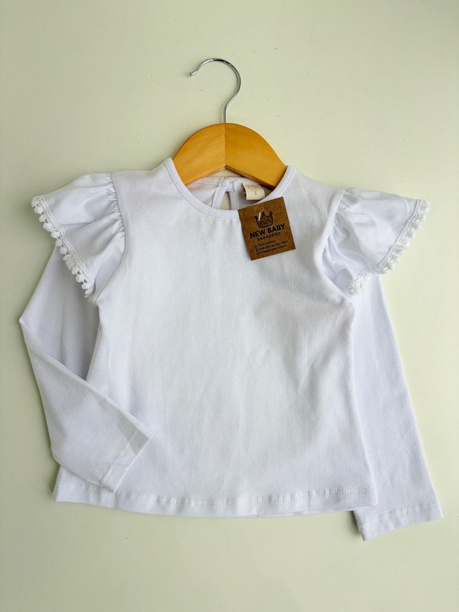 Camiseta blanca con volados