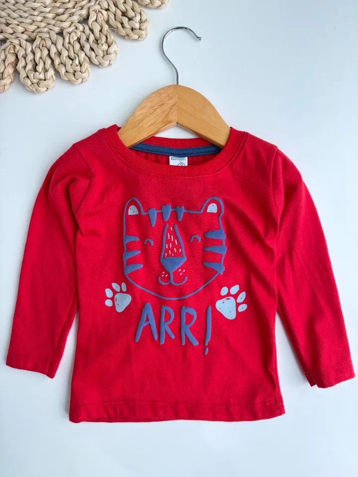 Camiseta roja estampa gatito