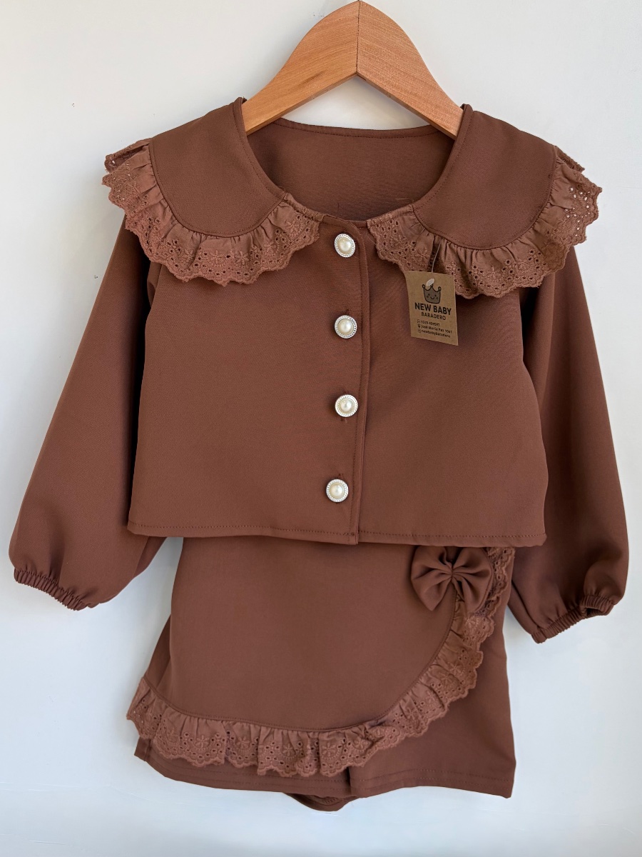 Camisola chocolate y short pollera