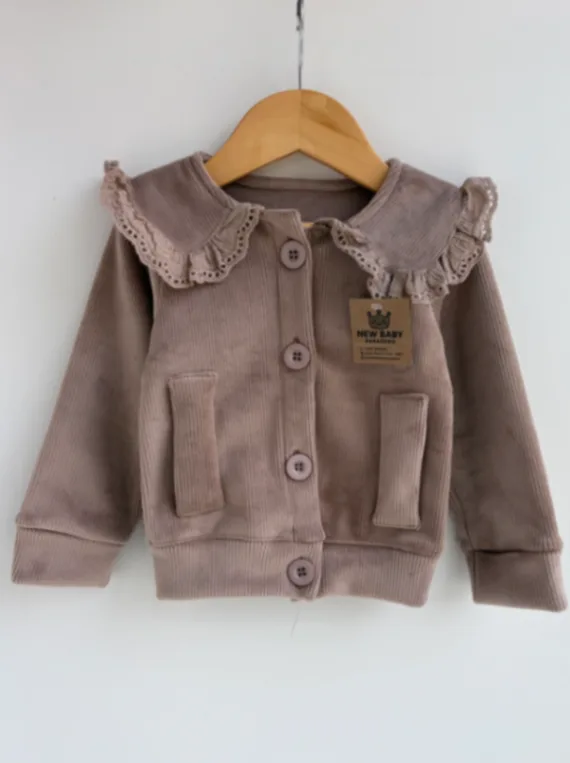 Campera beige de corderoy con volado 