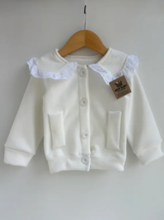 Campera blanca de corderoy con volado