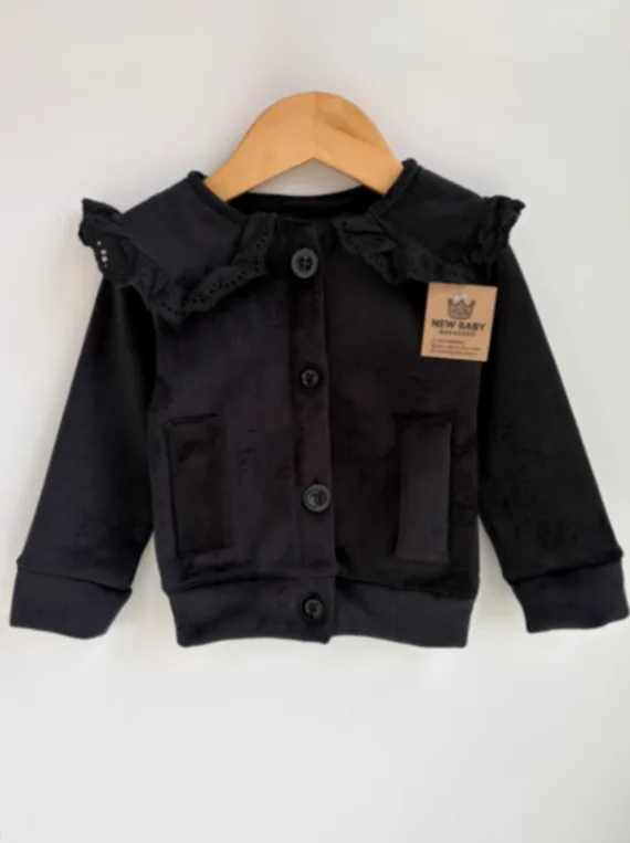 Campera negra de corderoy con volado 