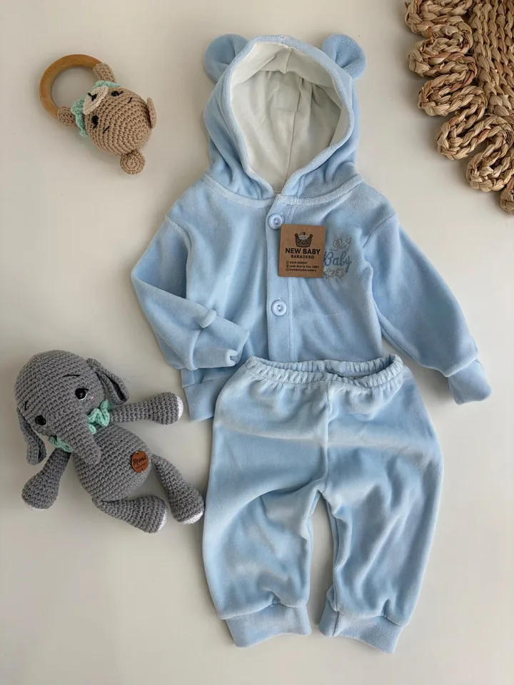 Campera y pantalón de plush celeste