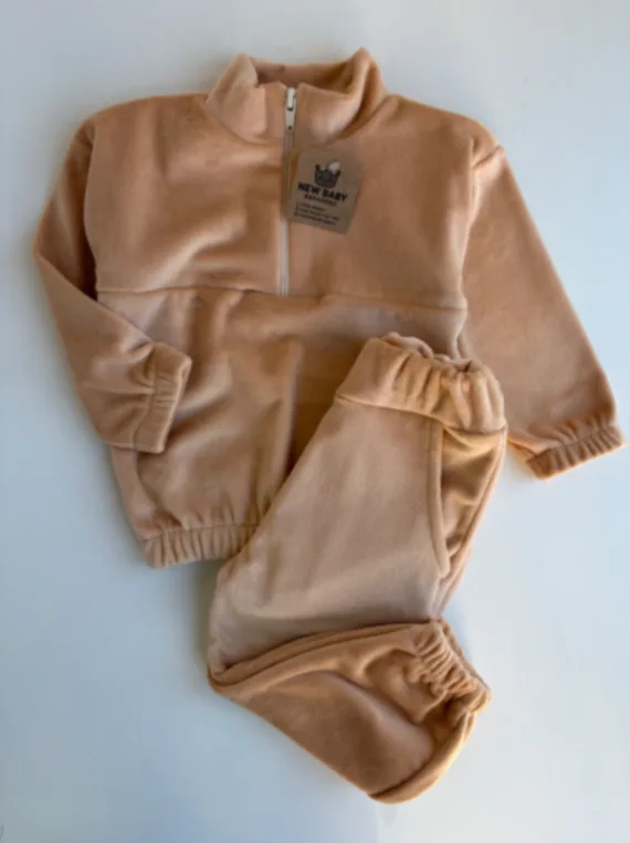 Conjunto beige plush/ buzo y babucha