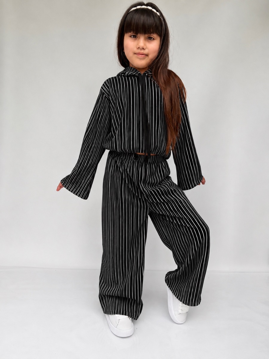 Conjunto rayado negro