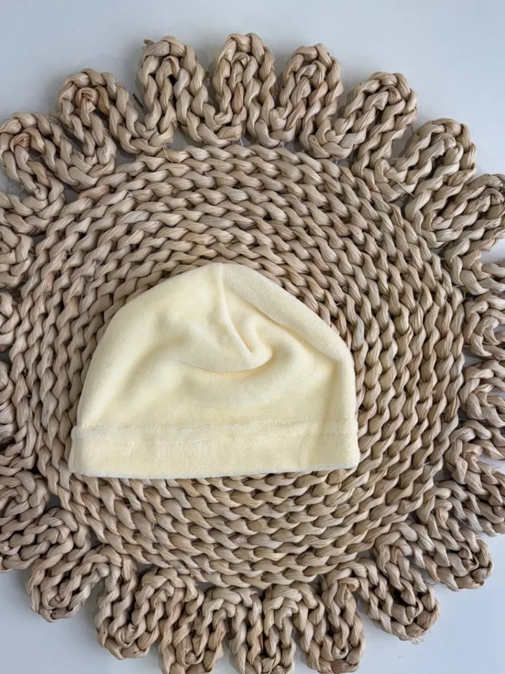 Gorrito amarillo de plush