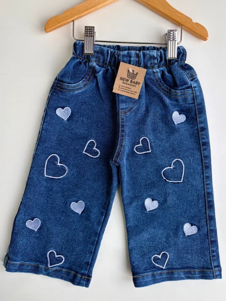 Jeans azul con corazones 