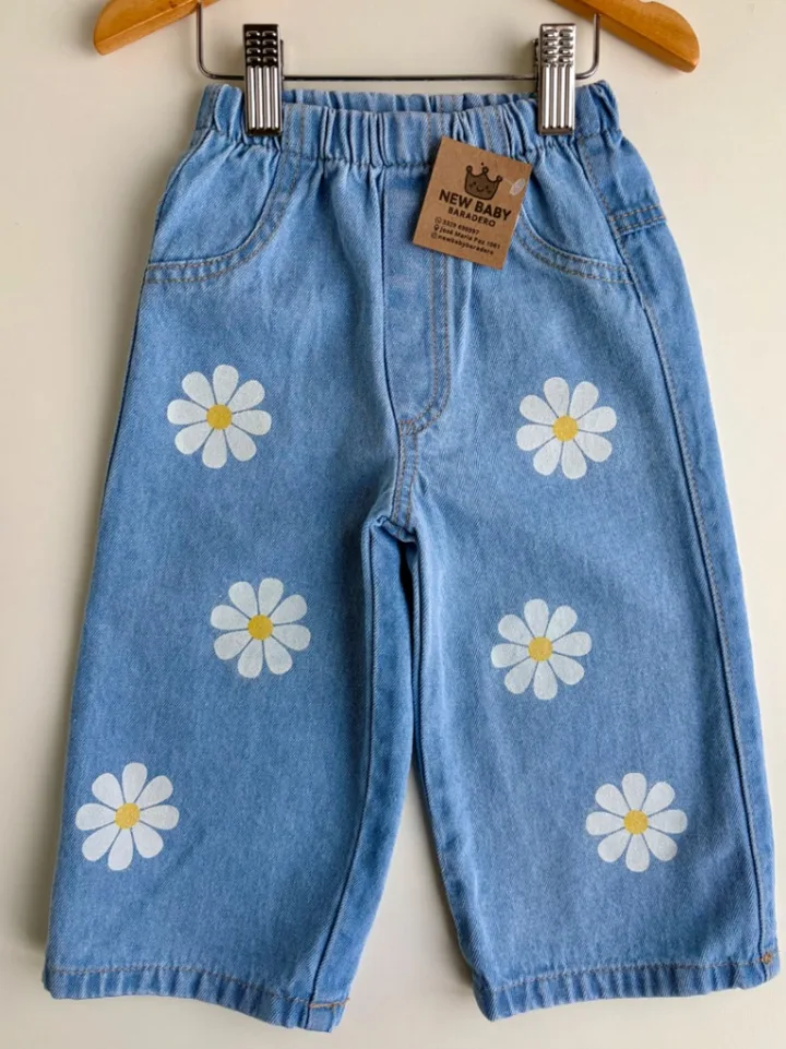Jeans celeste con margaritas
