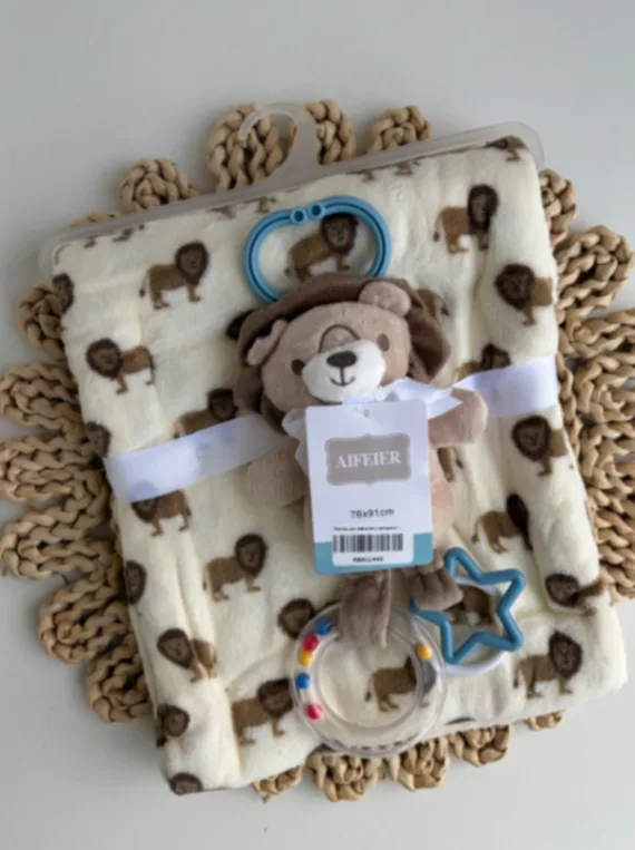 Manta con peluche y sonajero/beige
