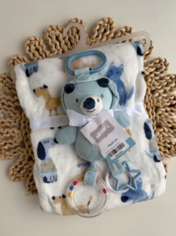 Manta con peluche y sonajero/celeste