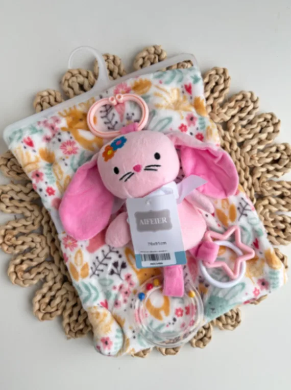 Manta con peluche y sonajero/conejo rosa floreado