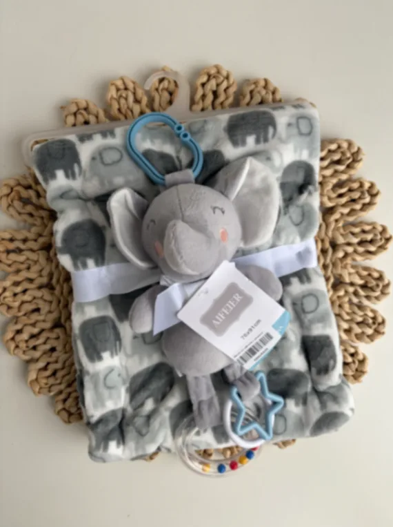 Manta con peluche y sonajero/gris