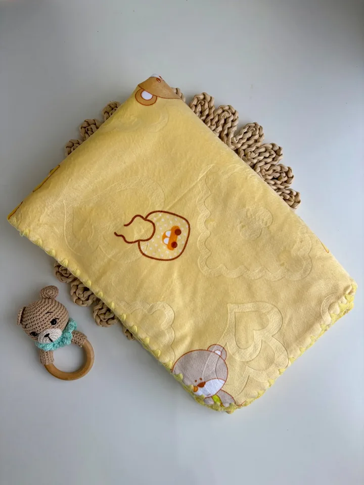 Manta plush amarilla con corderito