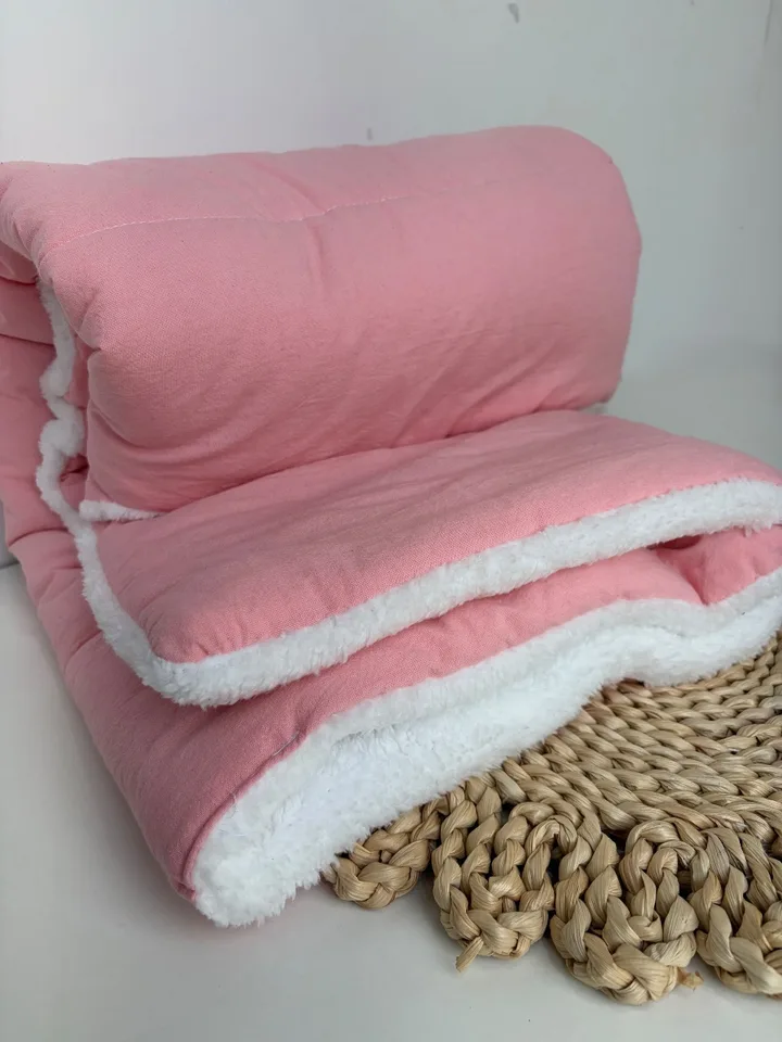 Manta rosa de gabardina con corderito (lisas) 