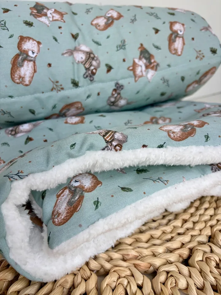 Manta verde de gabardina con corderito
