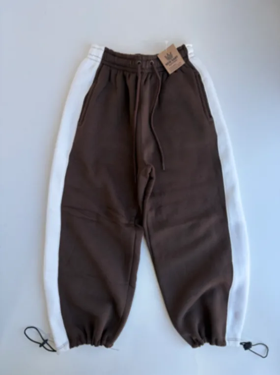 Pantalón marrón algodon con franja blanca