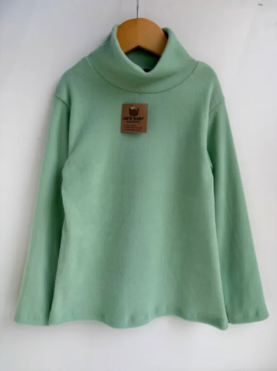 Polera verde de lanilla frisada 