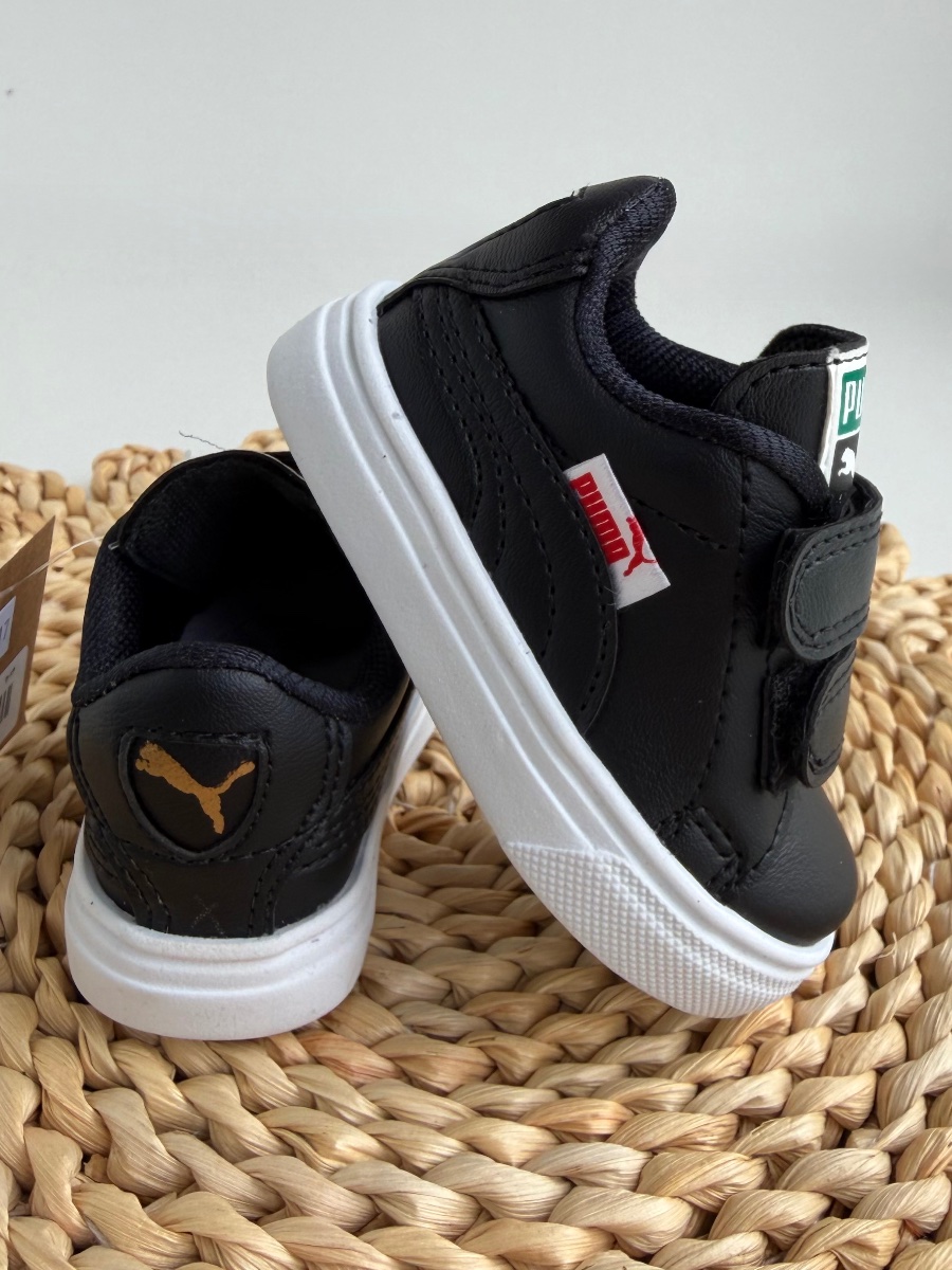 Puma negra con abrojo