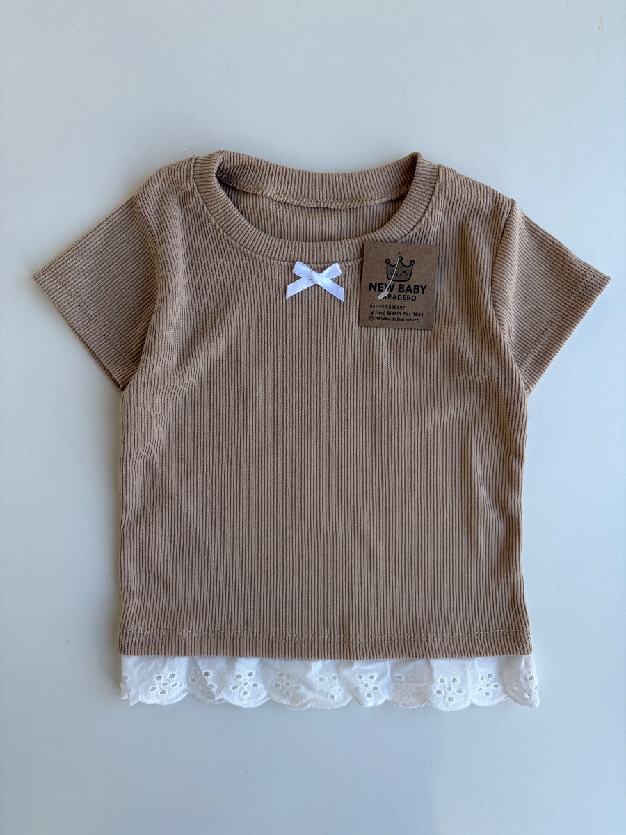 Remera beige con puntilla