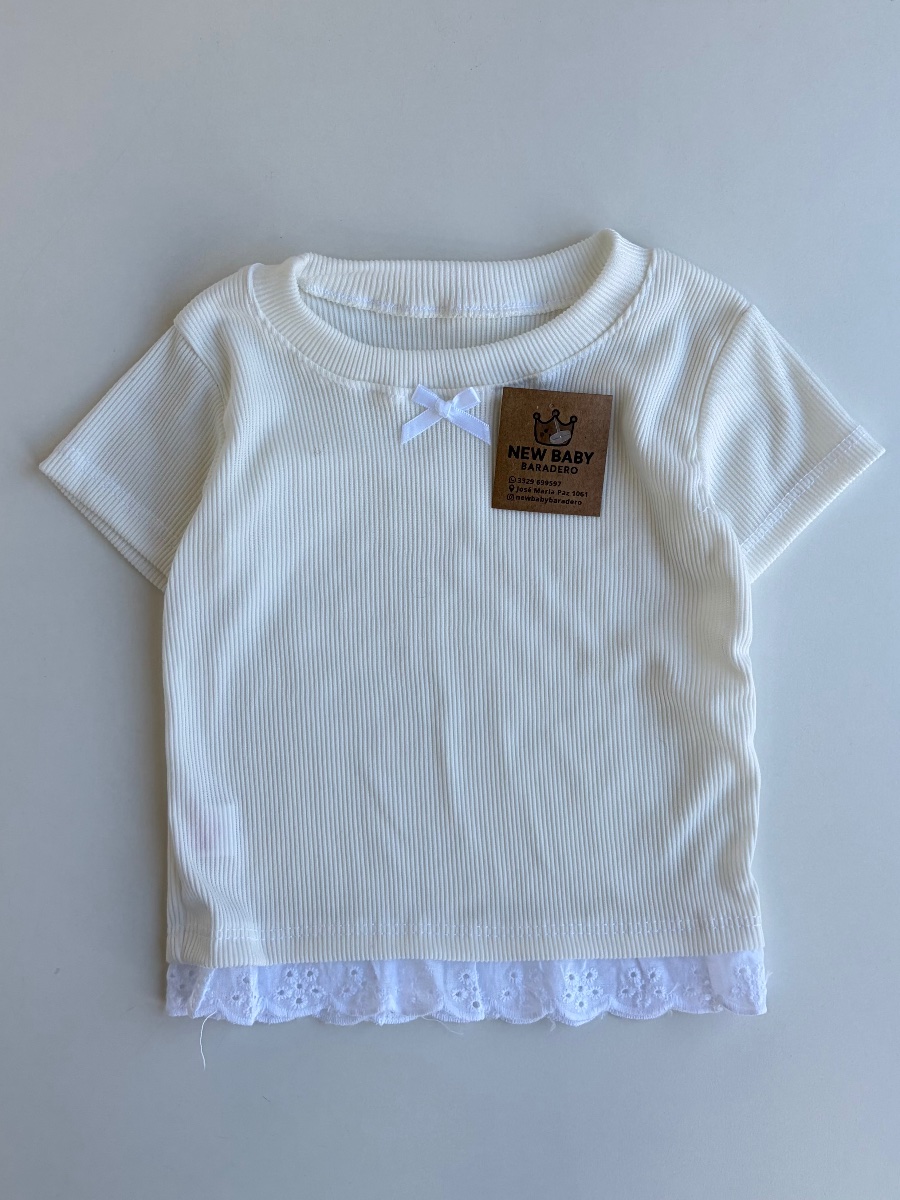 Remera blanca con puntilla
