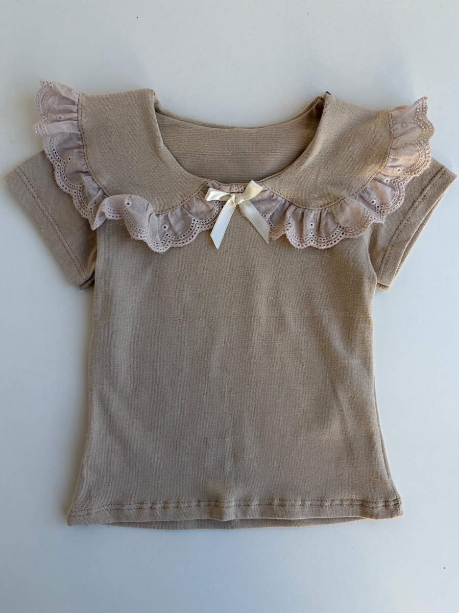 Remera con broderie beige