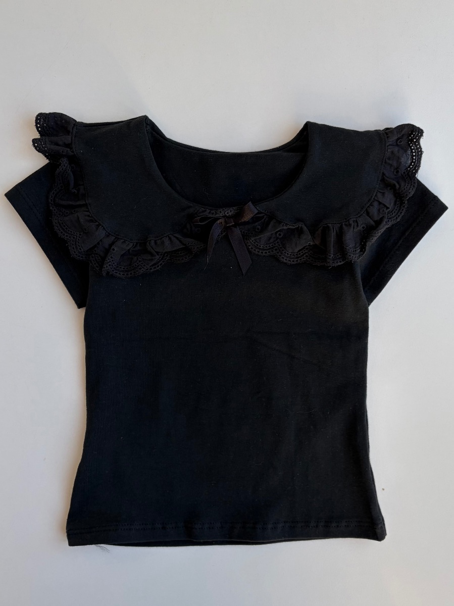 Remera con broderie negra