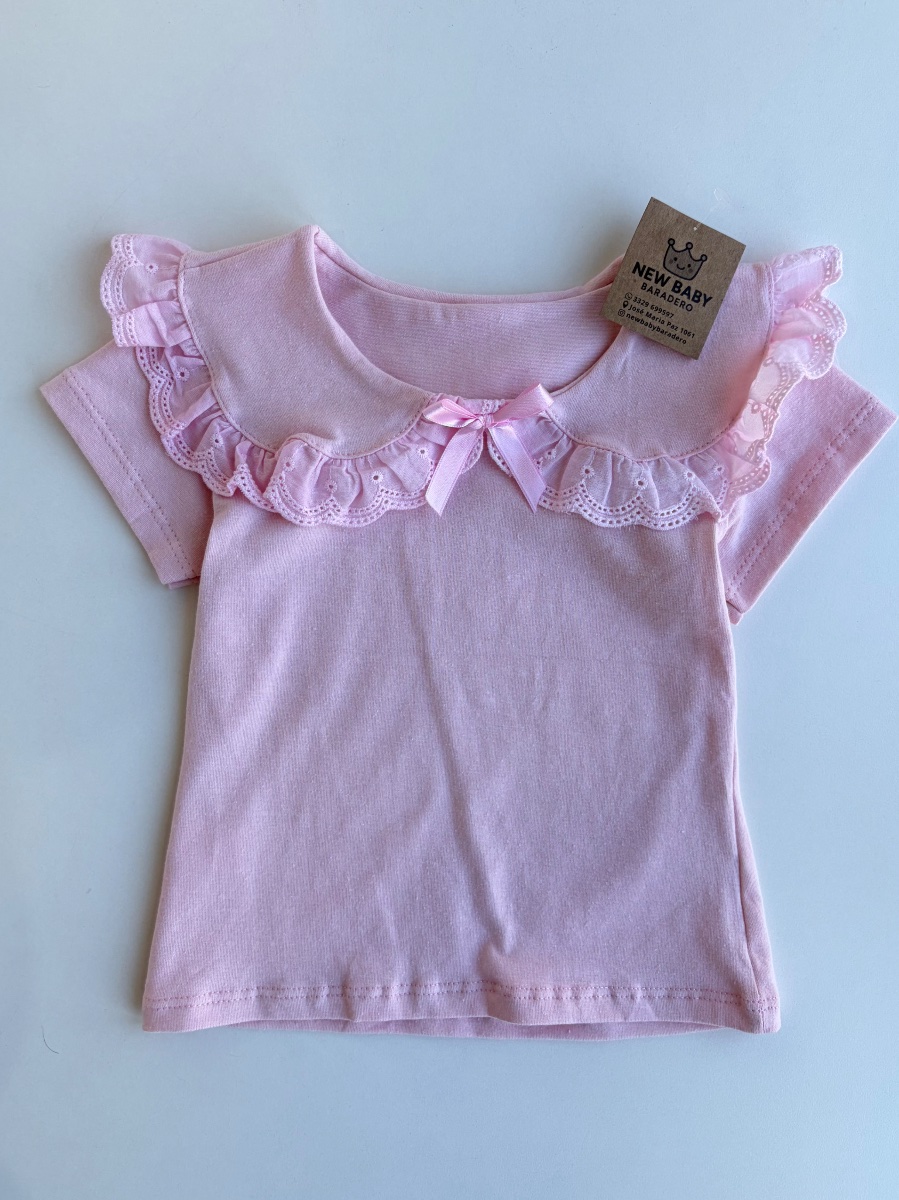 Remera con broderie rosa
