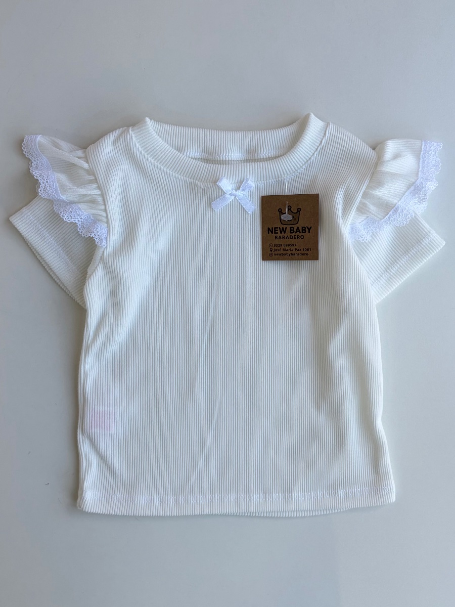 Remera con puntilla blanca