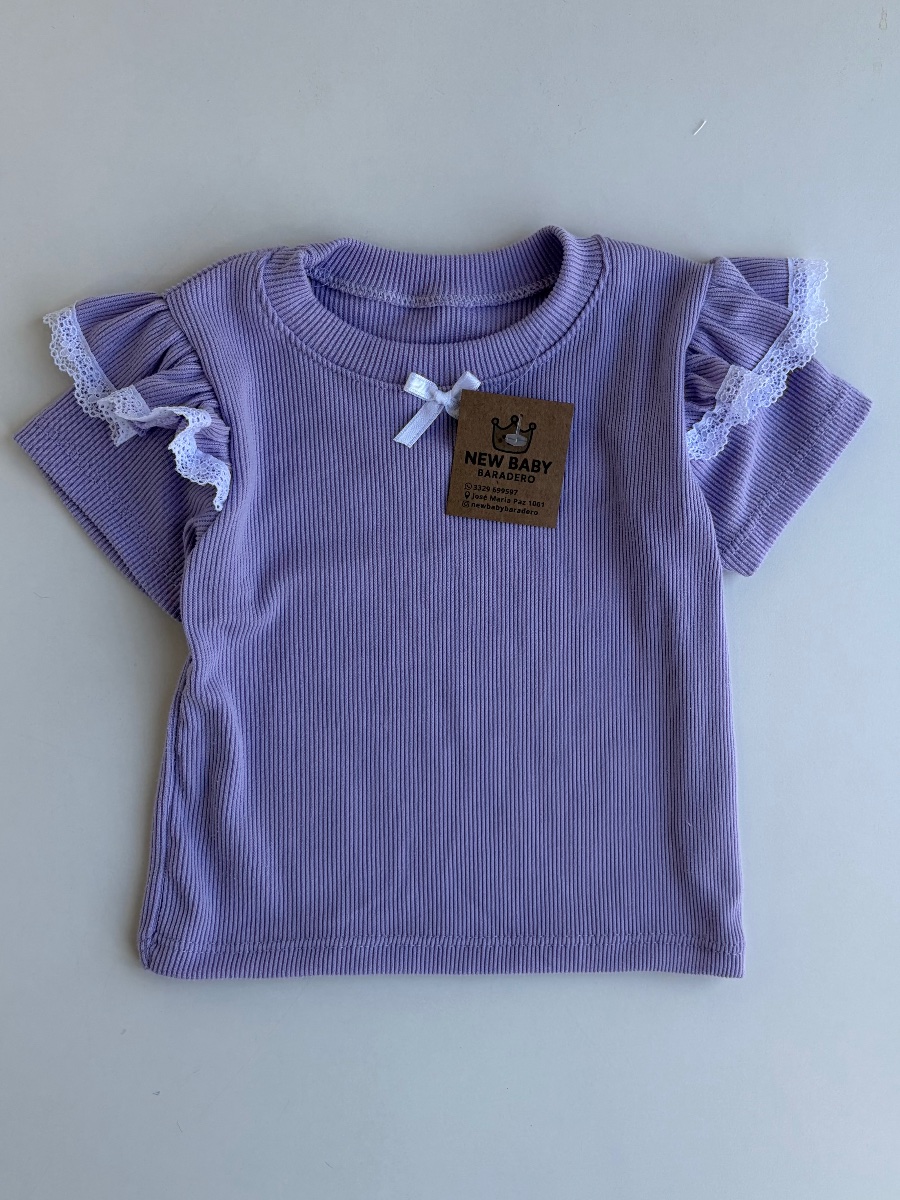 Remera con puntilla lila