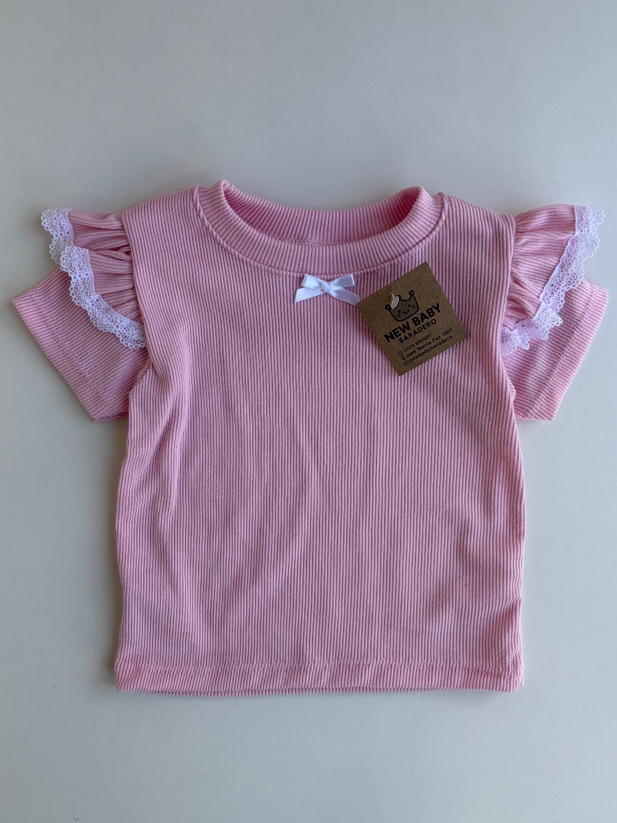 Remera con puntilla rosa