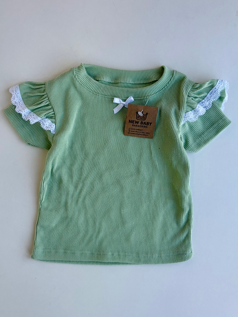 Remera con puntilla verde