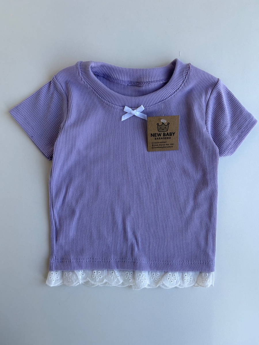 Remera lila con puntilla