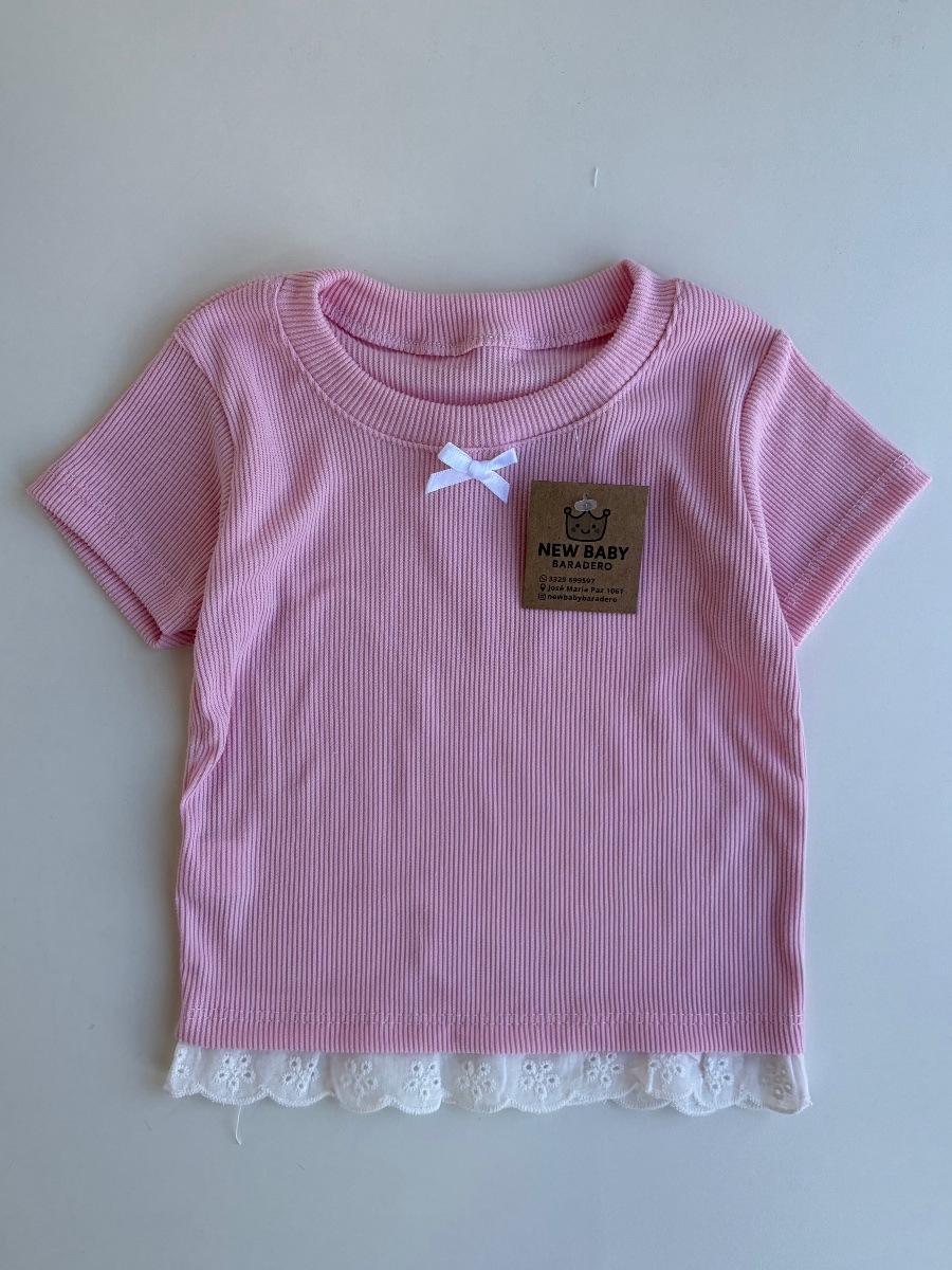 Remera rosa con puntilla 
