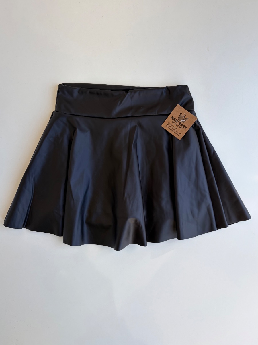 Short pollera engomada