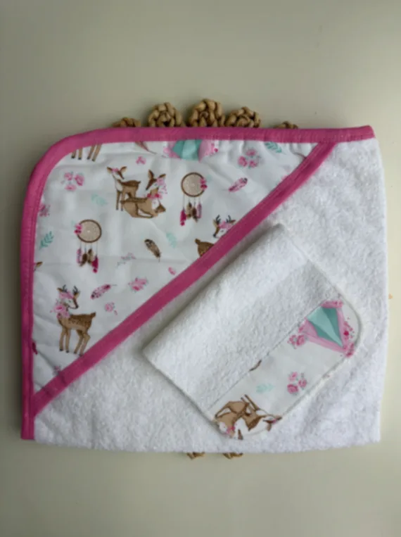Toallón estampado bambi fucsia