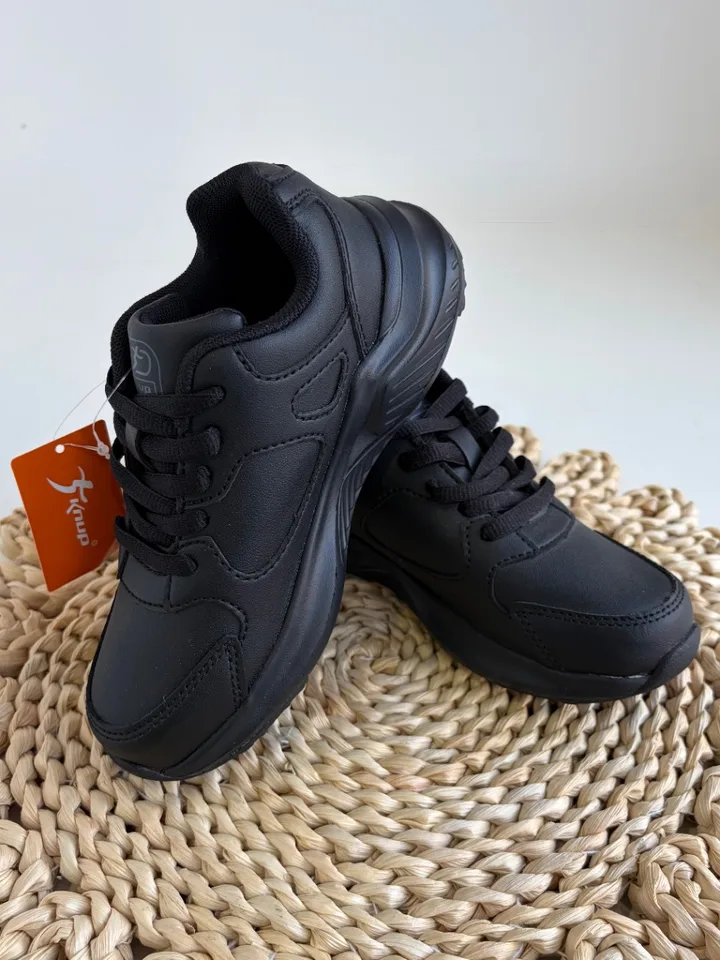 Zapatillas negras Knup kids con abrojo 